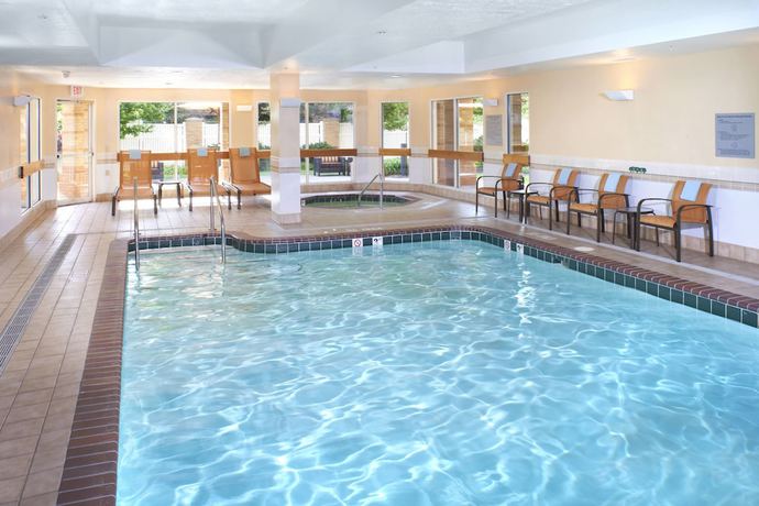 Imagen de la piscina del Hotel Courtyard By Marriott Cleveland Independence. Foto 19