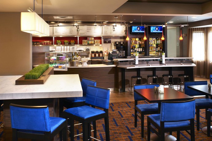 Imagen del bar/restaurante del Hotel Courtyard By Marriott Cleveland Independence. Foto 4