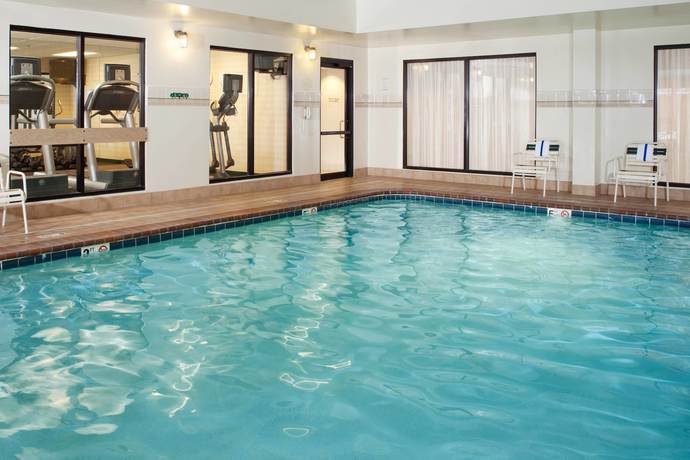 Imagen de la piscina del Hotel Courtyard By Marriott Cleveland Westlake. Foto 20