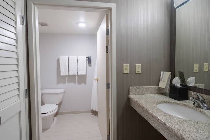 Imagen de la habitación del Hotel Courtyard By Marriott Cleveland Willoughby. Foto 14