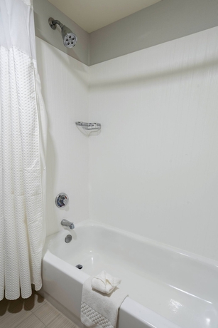 Imagen de la habitación del Hotel Courtyard By Marriott Cleveland Willoughby. Foto 15