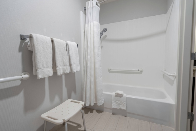 Imagen de la habitación del Hotel Courtyard By Marriott Cleveland Willoughby. Foto 17