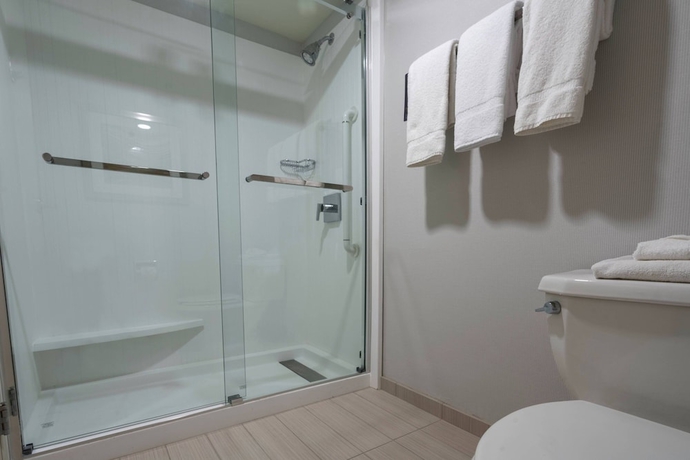 Imagen de la habitación del Hotel Courtyard By Marriott Cleveland Willoughby. Foto 18