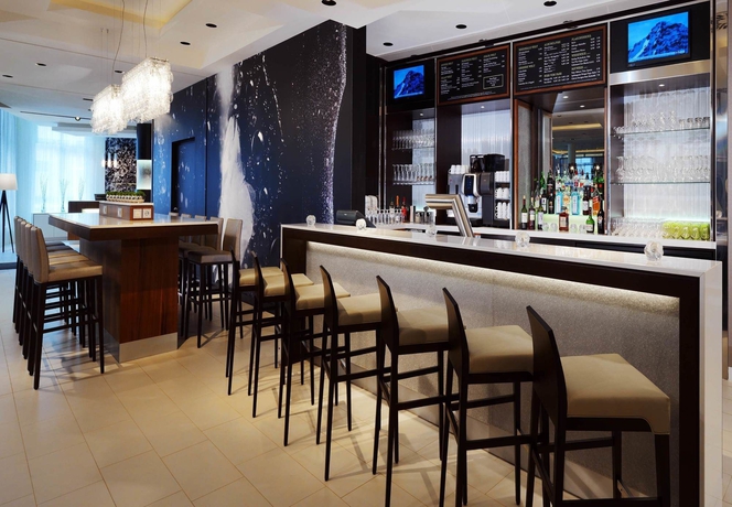 Imagen del bar/restaurante del Hotel Courtyard By Marriott Cologne. Foto 2