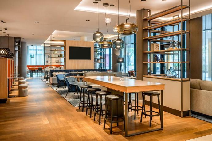 Imagen del bar/restaurante del Hotel Courtyard By Marriott Cologne. Foto 5