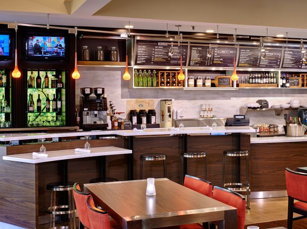 Imagen del bar/restaurante del Hotel Courtyard By Marriott Columbus Dublin. Foto 3