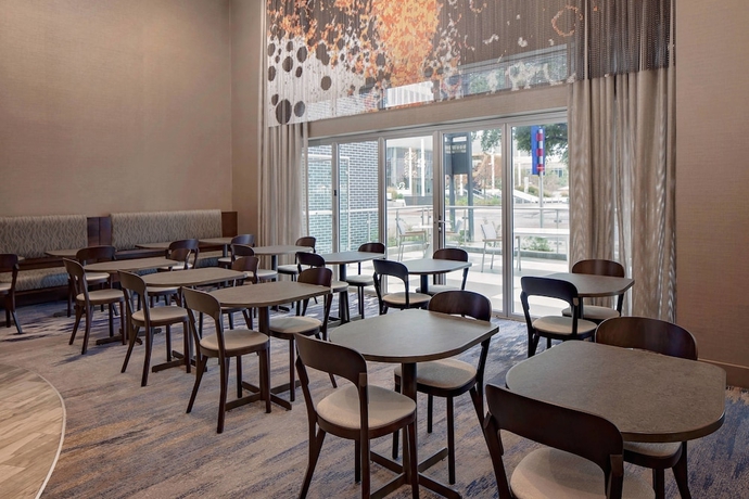 Imagen del bar/restaurante del Hotel Courtyard By Marriott Dallas Downtown/reunion District. Foto 6