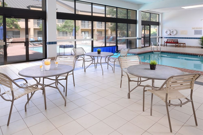 Imagen de la piscina del Hotel Courtyard By Marriott Dallas Las Colinas. Foto 9