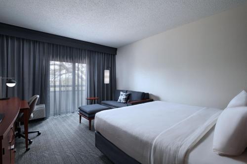 Imagen de la habitación del Hotel Courtyard By Marriott Dallas Richardson At Spring Valley. Foto 14