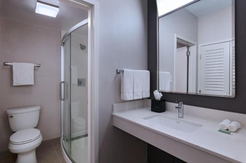 Imagen de la habitación del Hotel Courtyard By Marriott Dallas Richardson At Spring Valley. Foto 17