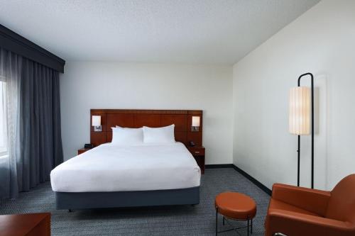 Imagen de la habitación del Hotel Courtyard By Marriott Dallas Richardson At Spring Valley. Foto 19