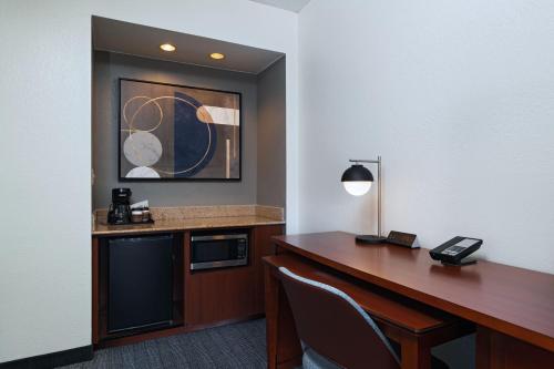 Imagen general del Hotel Courtyard By Marriott Dallas Richardson At Spring Valley. Foto 8