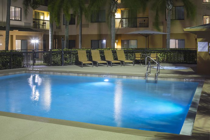 Imagen de la piscina del Hotel Courtyard By Marriott Daytona Beach Speedway/airport. Foto 20