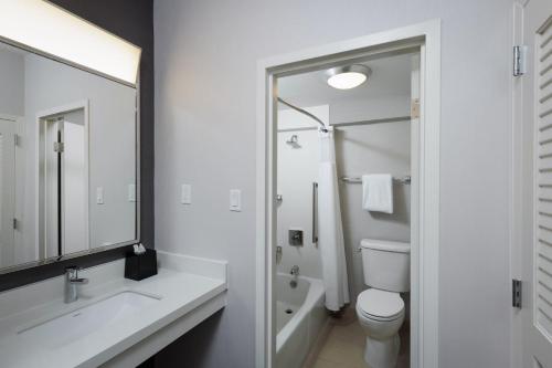 Imagen de la habitación del Hotel Courtyard By Marriott Denver Central Park. Foto 11