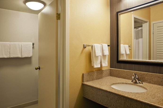 Imagen del bar/restaurante del Hotel Courtyard By Marriott Denver Tech Center. Foto 2
