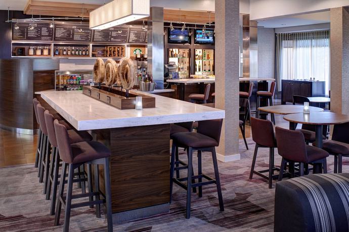 Imagen del bar/restaurante del Hotel Courtyard By Marriott Des Moines West Clive. Foto 2