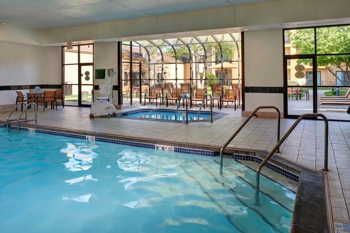 Imagen de la piscina del Hotel Courtyard By Marriott Des Moines West Clive. Foto 15