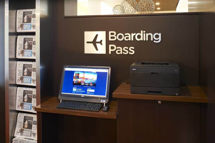 Imagen de los interiores del Hotel Courtyard By Marriott Detroit Livonia. Foto 13