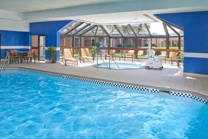 Imagen de la piscina del Hotel Courtyard By Marriott Detroit Livonia. Foto 17