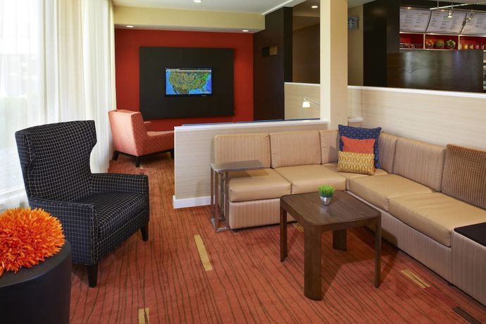 Imagen de los interiores del Hotel Courtyard By Marriott Detroit Livonia. Foto 15