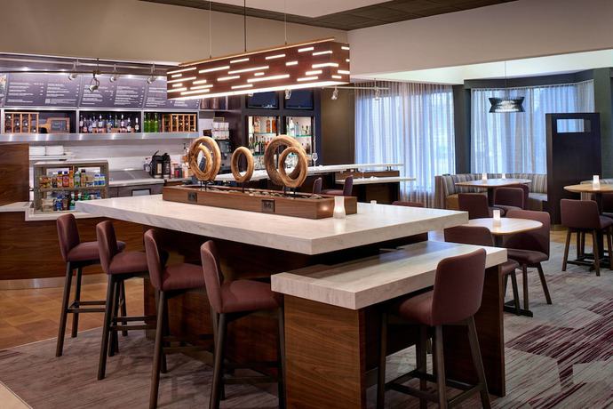 Imagen del bar/restaurante del Hotel Courtyard By Marriott Detroit Metropolitan Airport Romulus. Foto 9