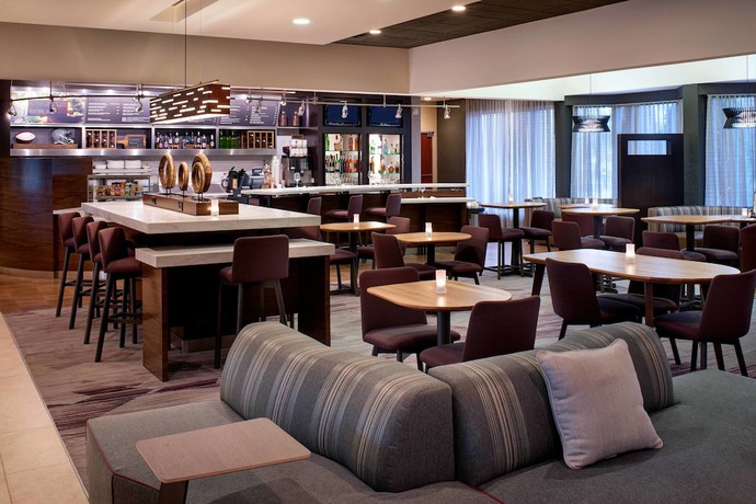Imagen del bar/restaurante del Hotel Courtyard By Marriott Detroit Metropolitan Airport Romulus. Foto 10
