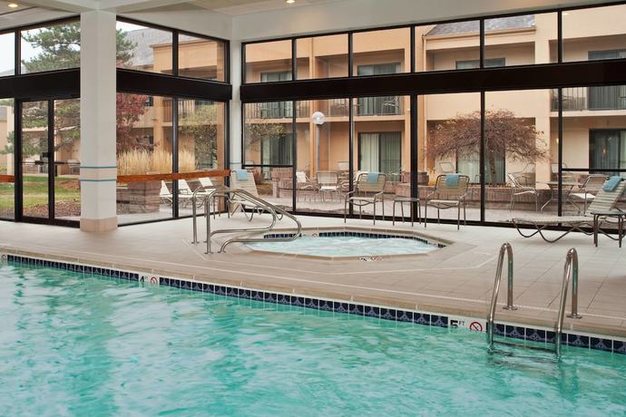 Imagen de la piscina del Hotel Courtyard By Marriott Detroit Troy. Foto 15