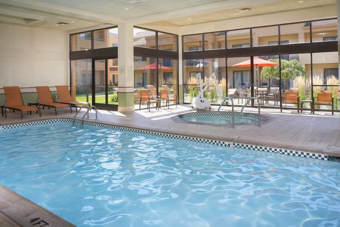 Imagen de la piscina del Hotel Courtyard By Marriott Detroit Warren. Foto 16