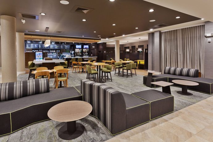Imagen de los interiores del Hotel Courtyard By Marriott East Lansing Okemos. Foto 9