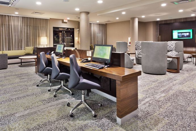 Imagen de los interiores del Hotel Courtyard By Marriott East Lansing Okemos. Foto 11