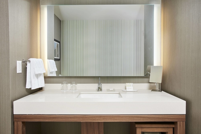 Imagen de la habitación del Hotel Courtyard By Marriott Erie Bayfront. Foto 7