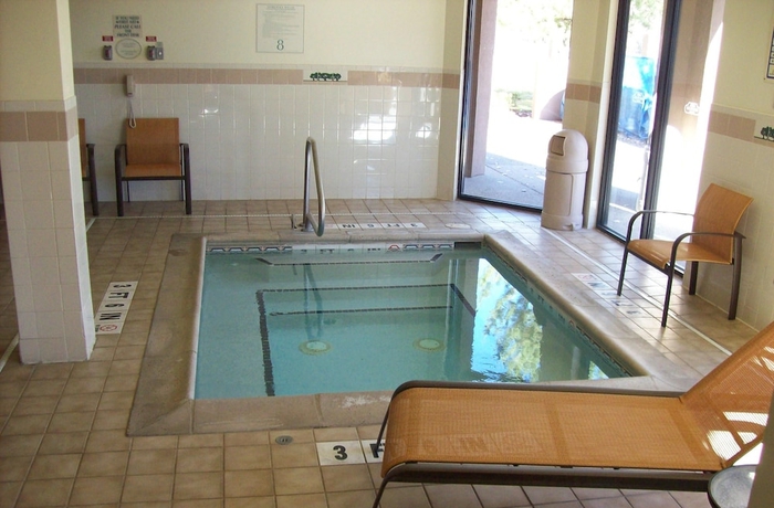 Imagen de la piscina del Hotel Courtyard By Marriott Farmington. Foto 14