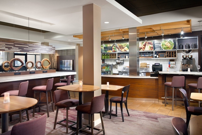 Imagen del bar/restaurante del Hotel Courtyard By Marriott Fayetteville, FAYETTEVILLE. Foto 3