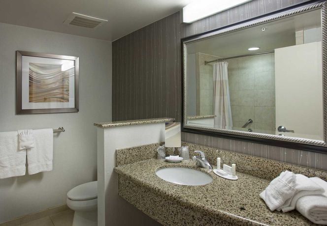 Imagen del bar/restaurante del Hotel Courtyard By Marriott Fayetteville, Fayetteville. Foto 2