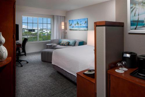 Imagen de la habitación del Hotel Courtyard By Marriott Fort Lauderdale Airport and Cruise Port. Foto 16