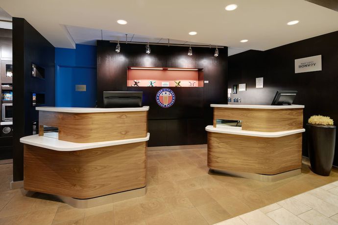 Imagen de los interiores del Hotel Courtyard By Marriott Grand Rapids Airport. Foto 8