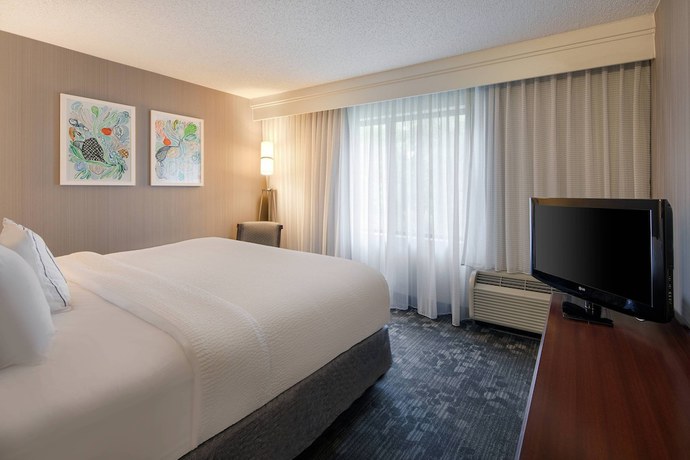 Imagen de la habitación del Hotel Courtyard By Marriott Grand Rapids Airport. Foto 3