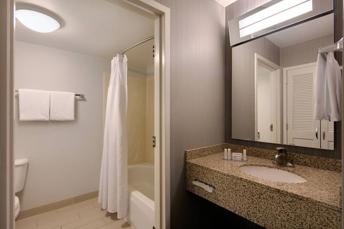 Imagen de la habitación del Hotel Courtyard By Marriott Grand Rapids Airport. Foto 5
