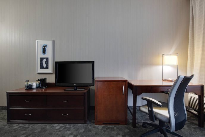 Imagen de la habitación del Hotel Courtyard By Marriott Grand Rapids Airport. Foto 6
