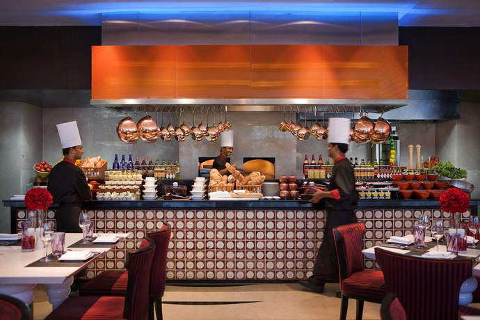 Imagen del bar/restaurante del Hotel Courtyard By Marriott Gurugram Downtown. Foto 4