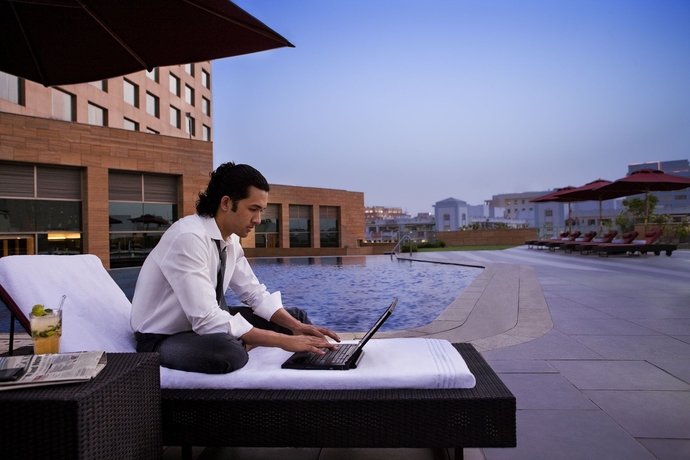 Imagen de la piscina del Hotel Courtyard By Marriott Gurugram Downtown. Foto 16