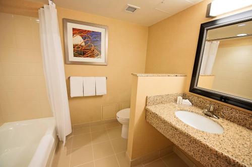 Imagen de la habitación del Hotel Courtyard By Marriott Halifax Downtown. Foto 11