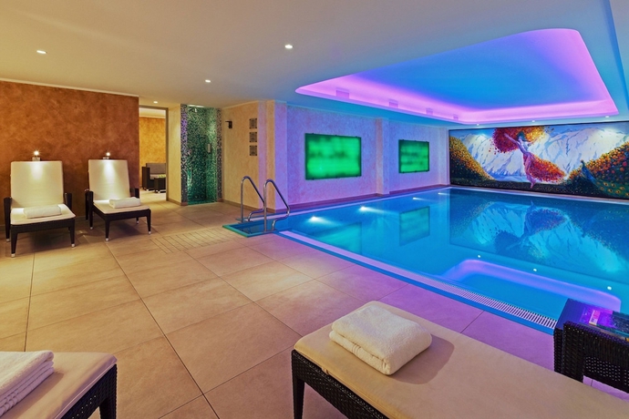 Imagen de la piscina del Hotel Courtyard By Marriott Hamburg Airport. Foto 19