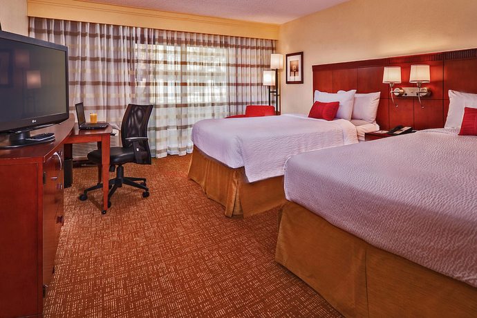 Imagen de la habitación del Hotel Courtyard By Marriott Hampton. Foto 4