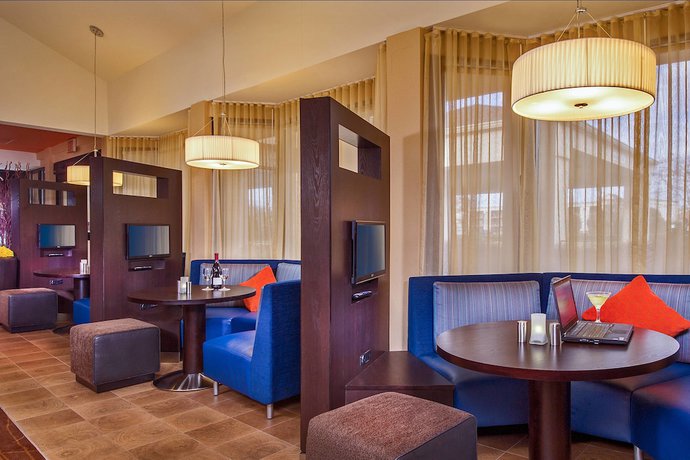 Imagen del bar/restaurante del Hotel Courtyard By Marriott Hampton. Foto 2