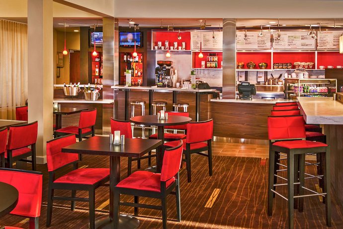 Imagen del bar/restaurante del Hotel Courtyard By Marriott Hampton. Foto 3