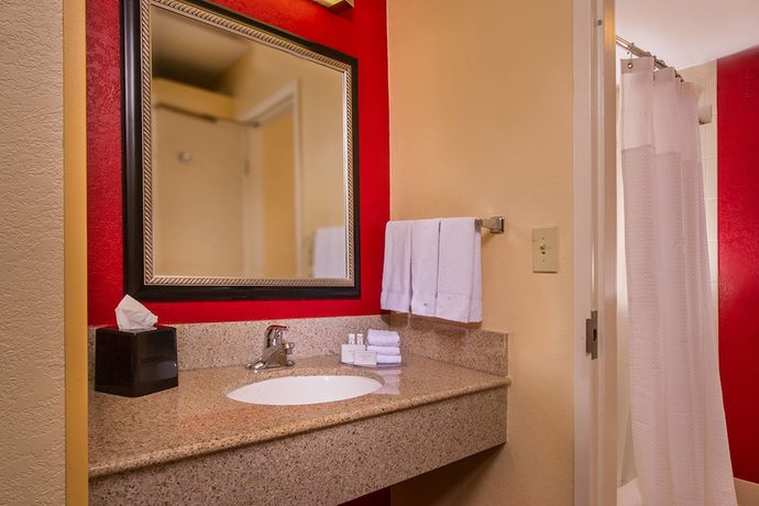 Imagen de la habitación del Hotel Courtyard By Marriott Hampton. Foto 5