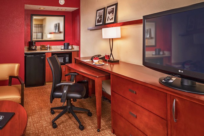 Imagen de la habitación del Hotel Courtyard By Marriott Hampton. Foto 6