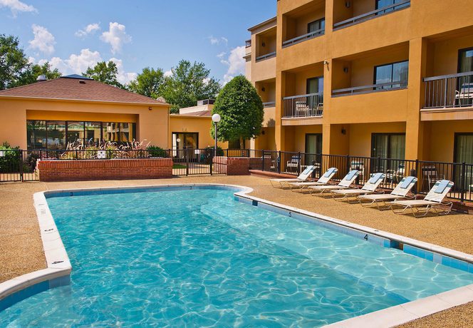 Imagen de la piscina del Hotel Courtyard By Marriott Hampton. Foto 12