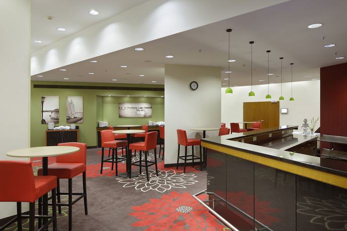 Imagen del bar/restaurante del Hotel Courtyard By Marriott Hannover Maschsee. Foto 10